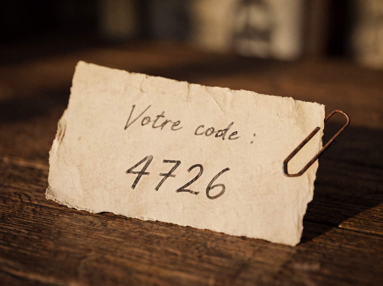 Un bout de papier déchiré : « Votre code : 4726 ».